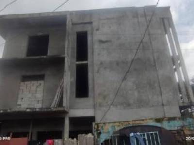 Immeuble a vendre a au march&eacute; congo, Douala